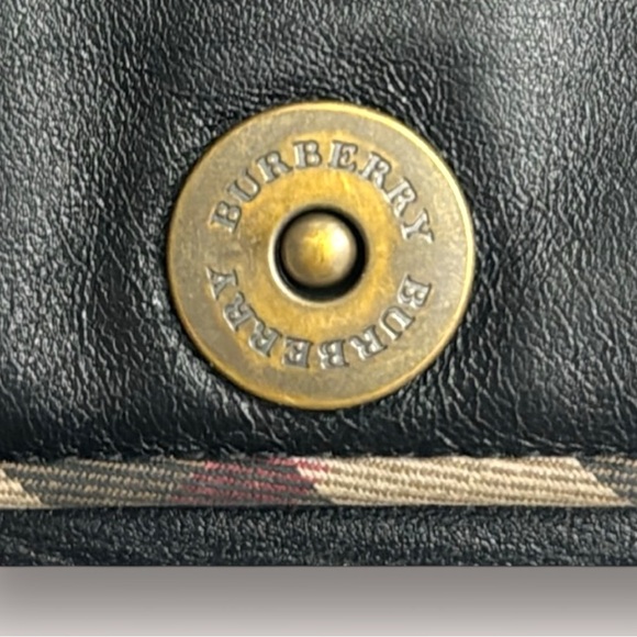 BURBERRY VTG Black Leather Bifold wallet With Classic trim, Snap closure! - Picture 7 of 16